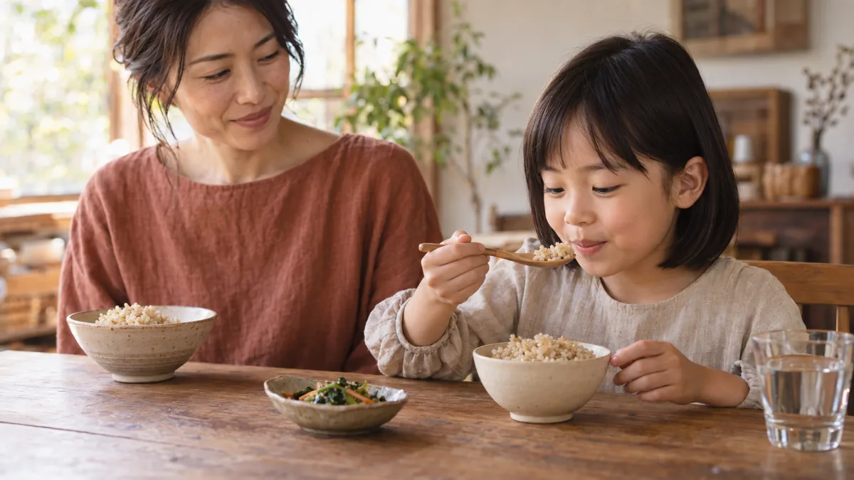 生成画像：架空の親子がご飯を食べる食卓のイメージ